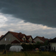 Nevihte s seboj prinesle močan veter, ki je odkrival strehe