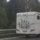 Tako so se obnašali v zastoju, medtem ko so otroško truplo pokrivali z belim pregrinjalom