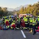 V nesreči poškodovana petčlanska družina, eden je ostal ujet v gorečem vozilu