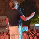 Nevarnost: Jakov prekinil koncert v kraju, kjer dopustuje tudi veliko Slovencev