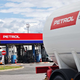Obiskali smo avtopolnilnico, ki nima nobene veze z električnimi avti