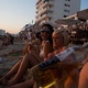Vročinski val in alkohol ne gresta skupaj, že občasno pitje povečuje verjetnost za ...
