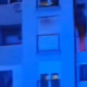 Otroka pustila v gorečem stanovanju in odšla k sosedi