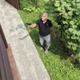 Gregorjevo življenje leto zatem, ko ga je ustrelil sosed, spet visi na nitki