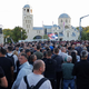 Neverjetni prizori iz Beograda: Tisoči pred cerkvijo, vojska ob krsti Mladića